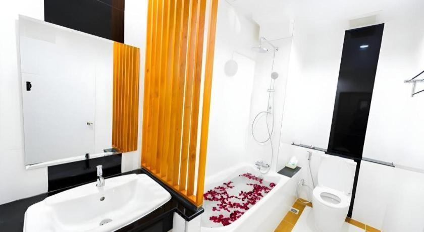 Gt Residence Hotel Buriram Esterno foto