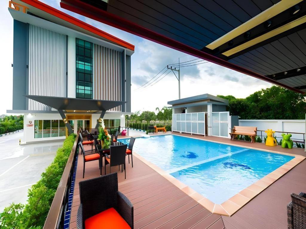 Gt Residence Hotel Buriram Esterno foto