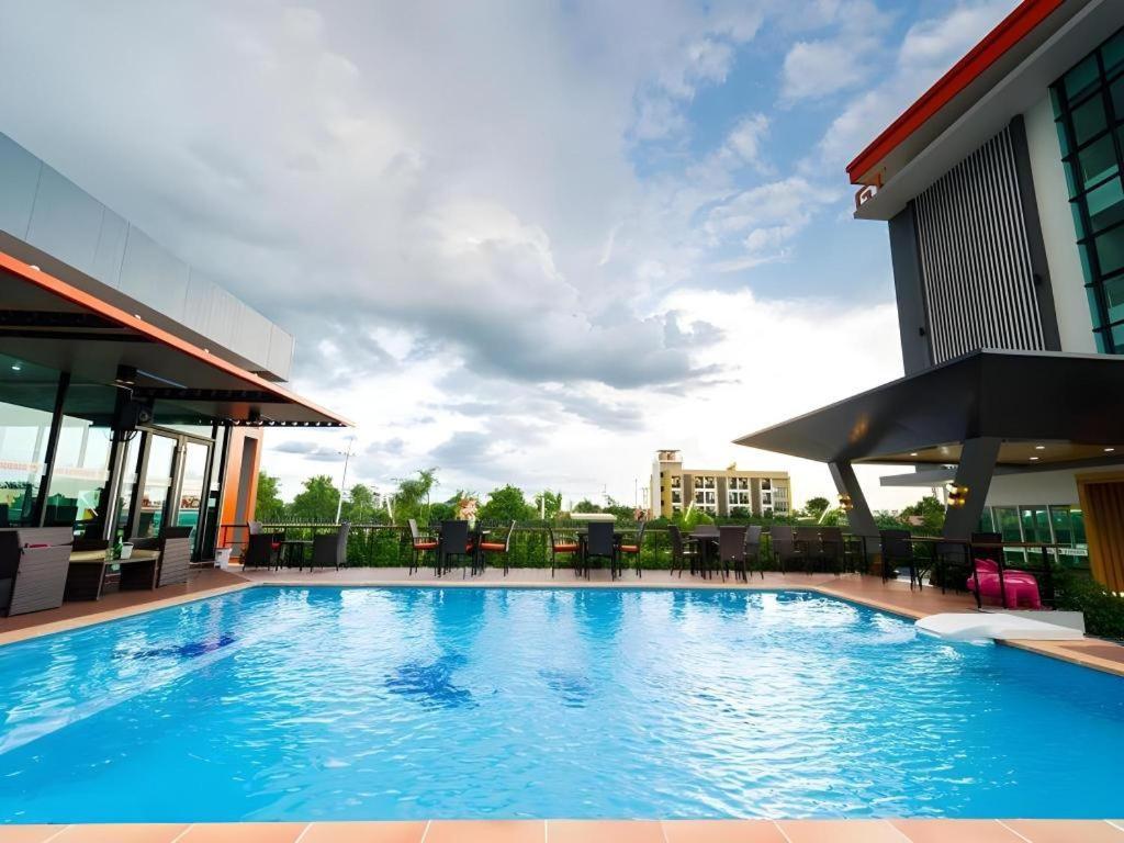 Gt Residence Hotel Buriram Esterno foto