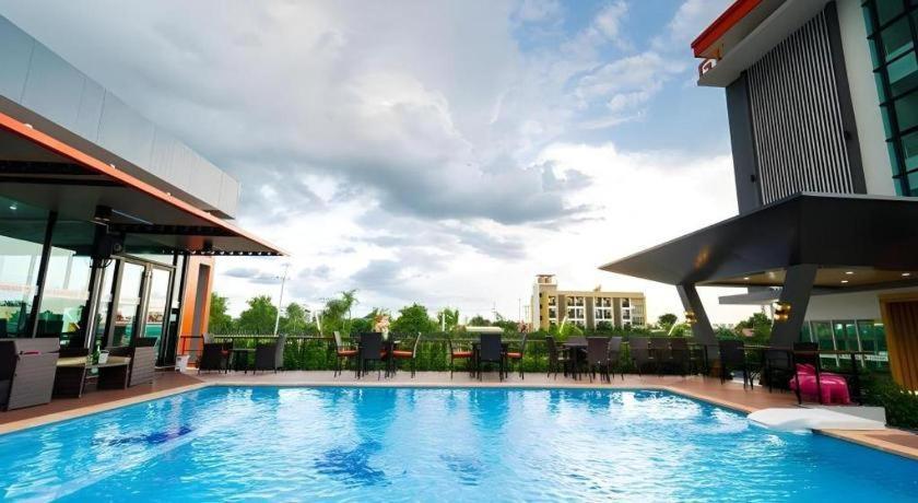 Gt Residence Hotel Buriram Esterno foto